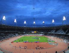 世界杯预选赛次回合对决在即！广州队演练定位球，明尼苏达森林狼密集防守应对